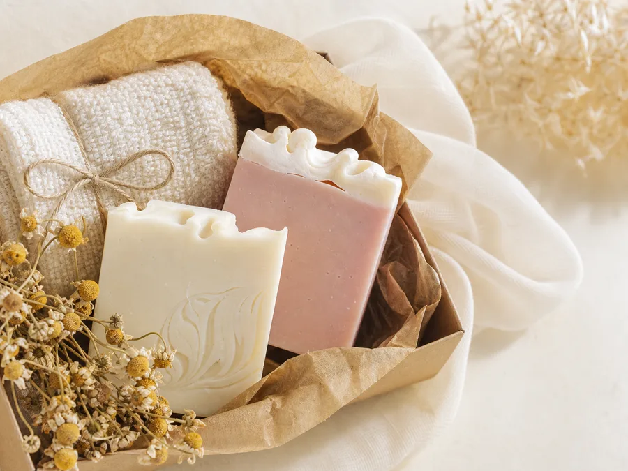 Savons artisanaux doux avec linge en coton et fleurs séchées
