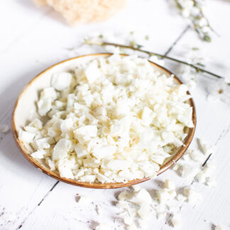 Les Bulles de Nan's - Paillettes de savon à base d'huile d'olive dans un bol